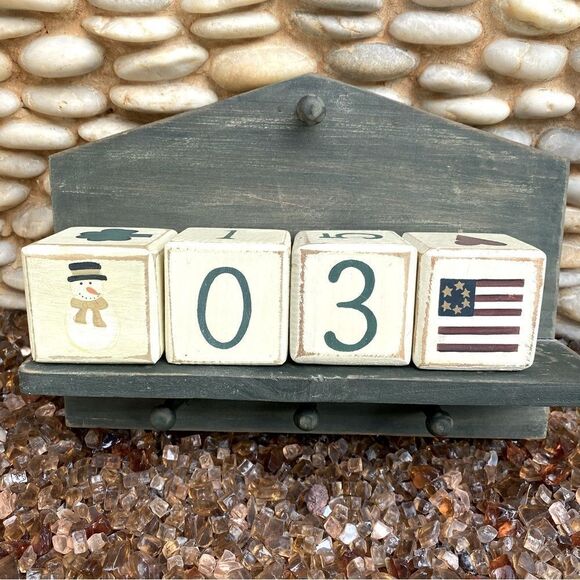 🏡HANGING WOODEN YEARLY WALL CALENDAR with decorative numbers and blocks. ECU! - Picture 6 of 10